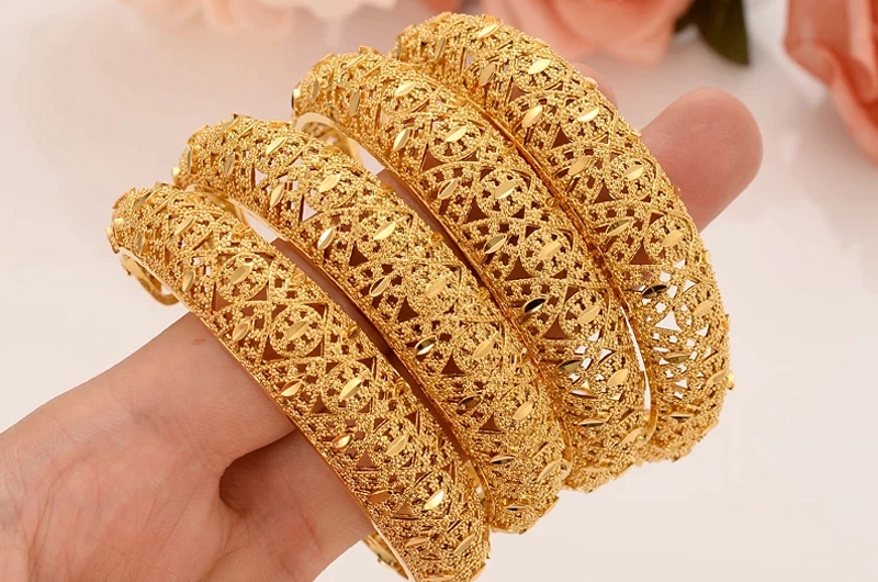 Lot - Antique 21K / 21c yellow gold estate Dubai bangle bracelet with art  deco engraved pattern. 2 3/4