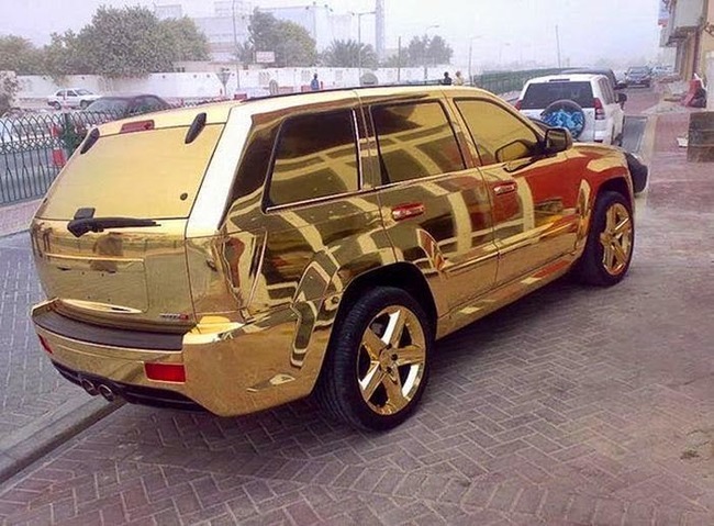 Golden Range Rover in Dubai